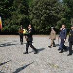Zastępca Prezydenta Rafał Rudnicki składa kwiaty pod pomnikiem w asyście Straży Miejskiej