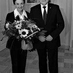 Karolina Kaczorowska wraz z Prezydentem Miasta Tadeuszem Truskolaskim pozują do wspólnego zdjęcia, fotografia czarnobiała