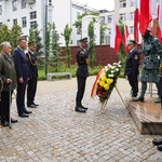 Zastępca Prezydenta Rafał Rudnicki wraz z przedstawicielami Koła Rodzin żołnierzy 10. Pułku Ułanów Litewskich składa kwiaty pod pomnikiem Inki