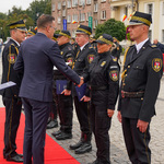 Zastępca Prezydenta Rafał Rudnicki gratuluje odznaczonej funkcjonariuszce