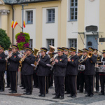 Grająca orkiestra Straży Miejskiej na placu podczas uroczystości