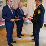 Zastępca Prezydenta Rafał Rudnicki oraz Sekretarz Miasta Krzysztof Marek Karpieszuk odbierają honorową odznakę Straży Miejskiej