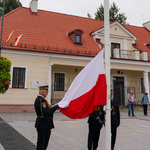 Strażnicy Miejscy wciągający flagę Polski