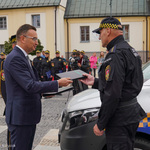 Zastępca Prezydenta Rafał Rudnicki gratuluje i przekazuje dwa elektryczne auta na ręce Strażników Miejskich