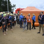 Zastępca Prezydenta Rafał Rudnicki przemawia do zawodników przed linią startową na plaży przy zalewie