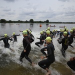 Tłum zawodników wbiegający do wody