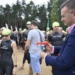 Zastępca Prezydenta Rafał Rudnicki trzymający trąbkę do startu, w tle ustawiający się zawodnicy