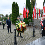 Zastępca Prezydenta Rafał Rudnicki składa kwiaty pod pomnikiem