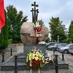 Pomnik Solidarności otoczony kwiatami