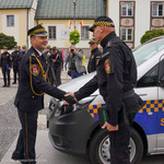Komendant Straży Miejskiej Krzysztof Kolenda gratuluje funkcjonariuszowi
