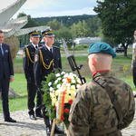 Zastępca Prezydenta Rafał Rudnicki składa wieniec z obstawą mundurowych pod pomnikiem Obrońców Miasta