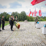 Zastępca Prezydenta Rafał Rudnicki składa wieniec z obstawą mundurowych pod pomnikiem Obrońców Miasta