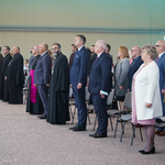 Goście honorowi stojący podczas hymnu