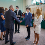 Prezydent Miasta Tadeusz Truskolaski gratuluje wyróżnionemu uczniowi