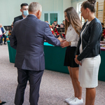 Prezydent Miasta Tadeusz Truskolaski gratuluje wyróżnionej uczennicy