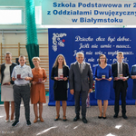 Prezydent Miasta Tadeusz Truskolaski pozuje do wspólnego zdjęcia z uczniami i ich wychowawcami