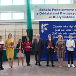 Prezydent Miasta Tadeusz Truskolaski pozuje do wspólnego zdjęcia z uczniami i ich wychowawcami