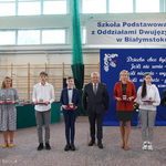 Prezydent Miasta Tadeusz Truskolaski pozuje do wspólnego zdjęcia z wyróżnionymi uczniami i nauczycielami