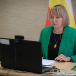 Wiceprzewodnicząca Rady Miasta Katarzyna Kisielewska - Martyniuk siedząca przed laptopem podczas sesji zdalnej