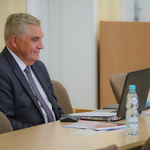 Prezydent Miasta Tadeusz Truskolaski siedzący przed laptopem podczas sesji zdalnej