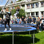 Chłopiec skaczący na trampolinie w uprzęży