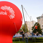 Czerwony balon promocyjny z białym logo Białegostoku