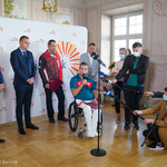Rafał Czuper przemawia do mikrofonu podczas konferencji prasowej