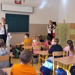 Na zdjęciu widoczne przedstawicielki Straży Miejskiej wraz z dziećmi w sali lekcyjnej