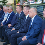 Goście uroczystości siedzą, wśród nich: prezydent Tadeusz Truskolaski i zastępca Rafał Rudnicki