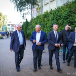 Zaproszeni goście idą na uroczystość odsłonięcia muralu