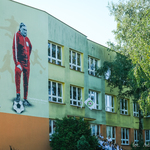 Mural przedstawiający Kazimierza Górskiego na budynku szkoły
