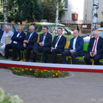 Goście uroczystości siedzą, wśród nich: prezydent Tadeusz Truskolaski i zastępca Rafał Rudnicki