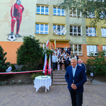 Prezydent Tadeusz Truskolaski, w tle: uczniowie