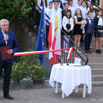 Prezydent Tadeusz Truskolaski przemawia do gości i uczniów