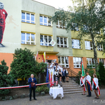 Prezydent Tadeusz Truskolaski przemawia do gości i uczniów, z tyłu stoją uczniowie