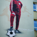 Mural przedstawiający trenera Kazimierza Górskiego