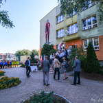 Uczestnicy uroczystości odsłonięcia muralu