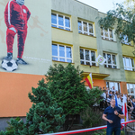 Młociarz Wojciech Nowicki przemawia do gości i uczniów