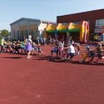 Dzieci bawiące się w przeciąganie liny na boisku szkolnym