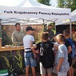 Grupka chłopców przy stoisku Parku Krajobrazowego Puszczy Knyszyńskiej