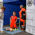 Namiot ratowników medycznych, instruujących jak udzielać pierwszej pomocy