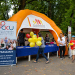Pomarańczowy namiot Białostockiej Akademii Rodziny i rollupy Centrum Kształcenia Ustawicznego
