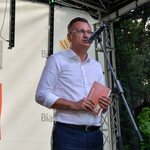 Zastępca Prezydenta Rafał Rudnicki przemawia przez mikrofon ze sceny