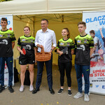 Zastępca Prezydenta Rafał Rudnicki i zawodnicy pozują do wspólnego zdjęcia