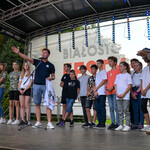 Dzieci wraz z opiekunem stojące na scenie