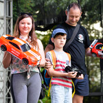 Przedstawiciele RC Offroad Club Białystok na scenie ze sterowanymi autami