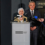 Krystyna Nowakowska przemawia z mównicy podczas konferencji, obok niej stoi Prezydent Tadeusz Truskolaski
