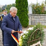 Prezydent Tadeusz Truskolaski składa wieniec pod pomnikiem