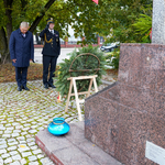Prezydent w asyście Strażnika Miejskiego składa wieniec pod pomnikiem