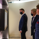 Prezydent Polski Andrzej Duda ogląda wystawę w muzeum, za nim stoi Prezydent Miasta Tadeusz Truskolaski oraz Dyrektor Muzeum Wojciech Śleszyński